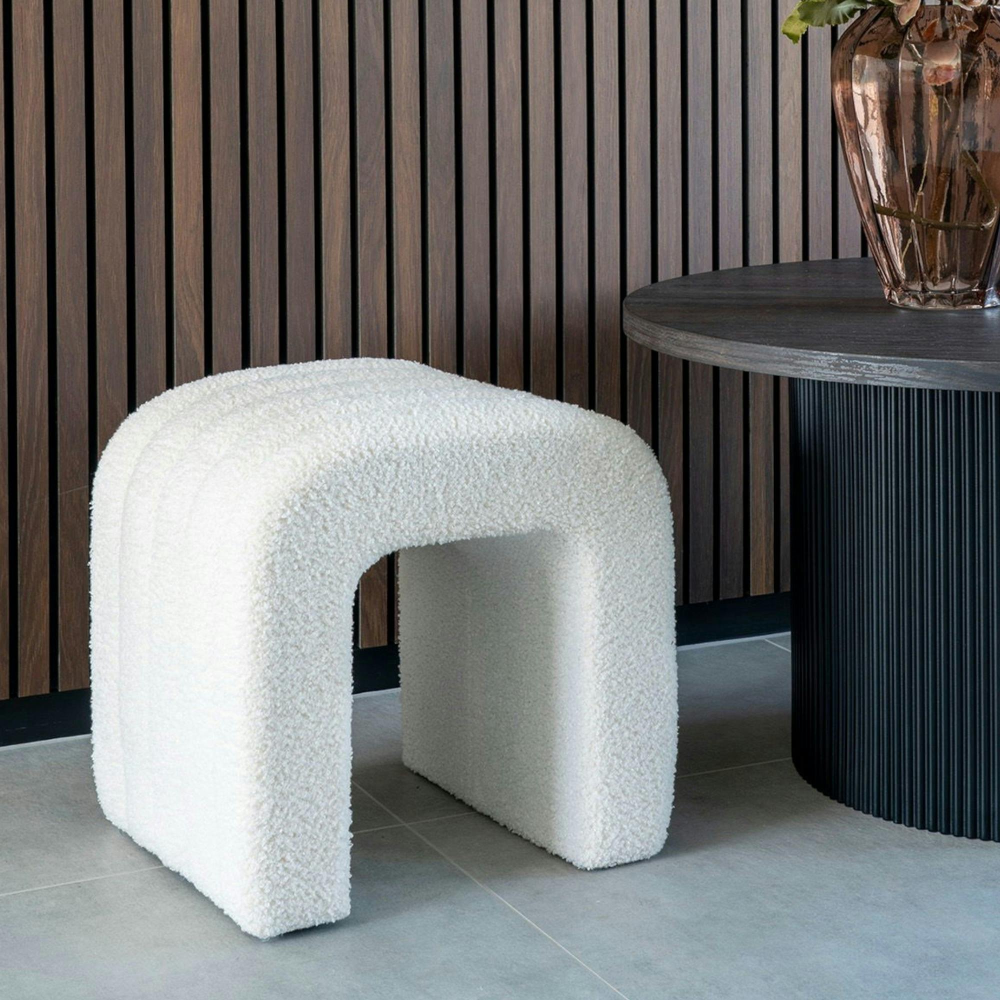 Pouf tabouret design blanc, effet fourrure BRUGES