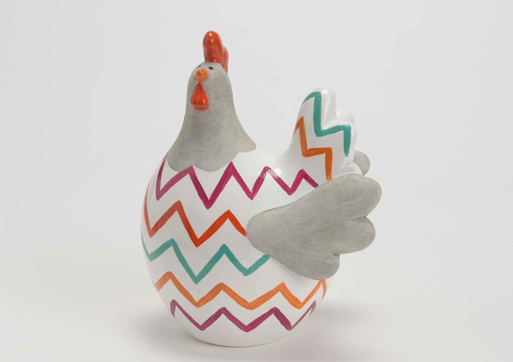 Poule terracotta blanche et grise avec zigzags colorés 11x15x20cm