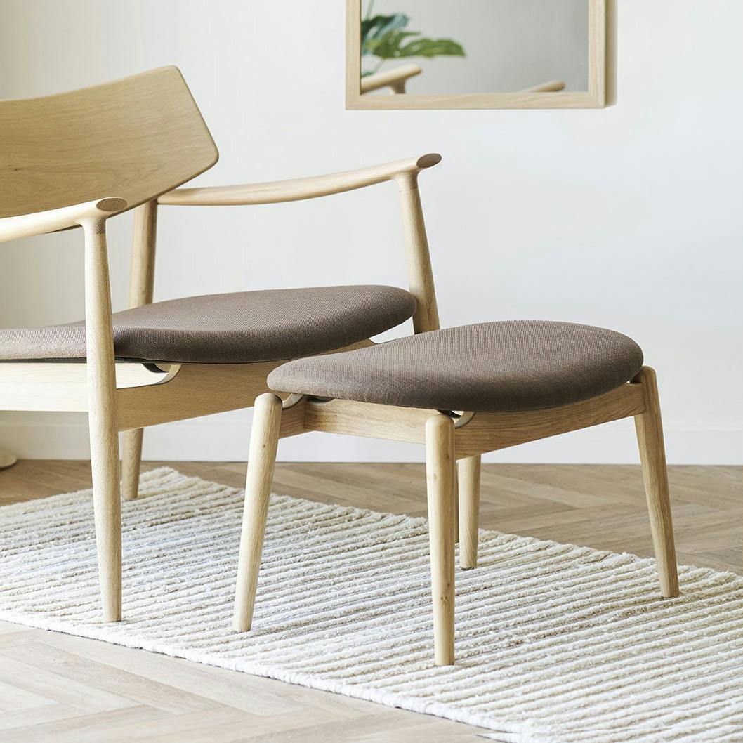 Repose-pieds en chêne naturel et tissu marron ROTTERDAM