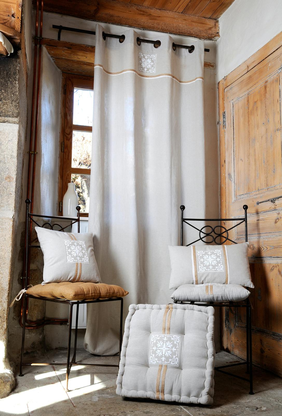 Rideau motif baroque couleur lin avec broderie et liseré jute 135x260cm à oeillets 100% coton CHAMBORD