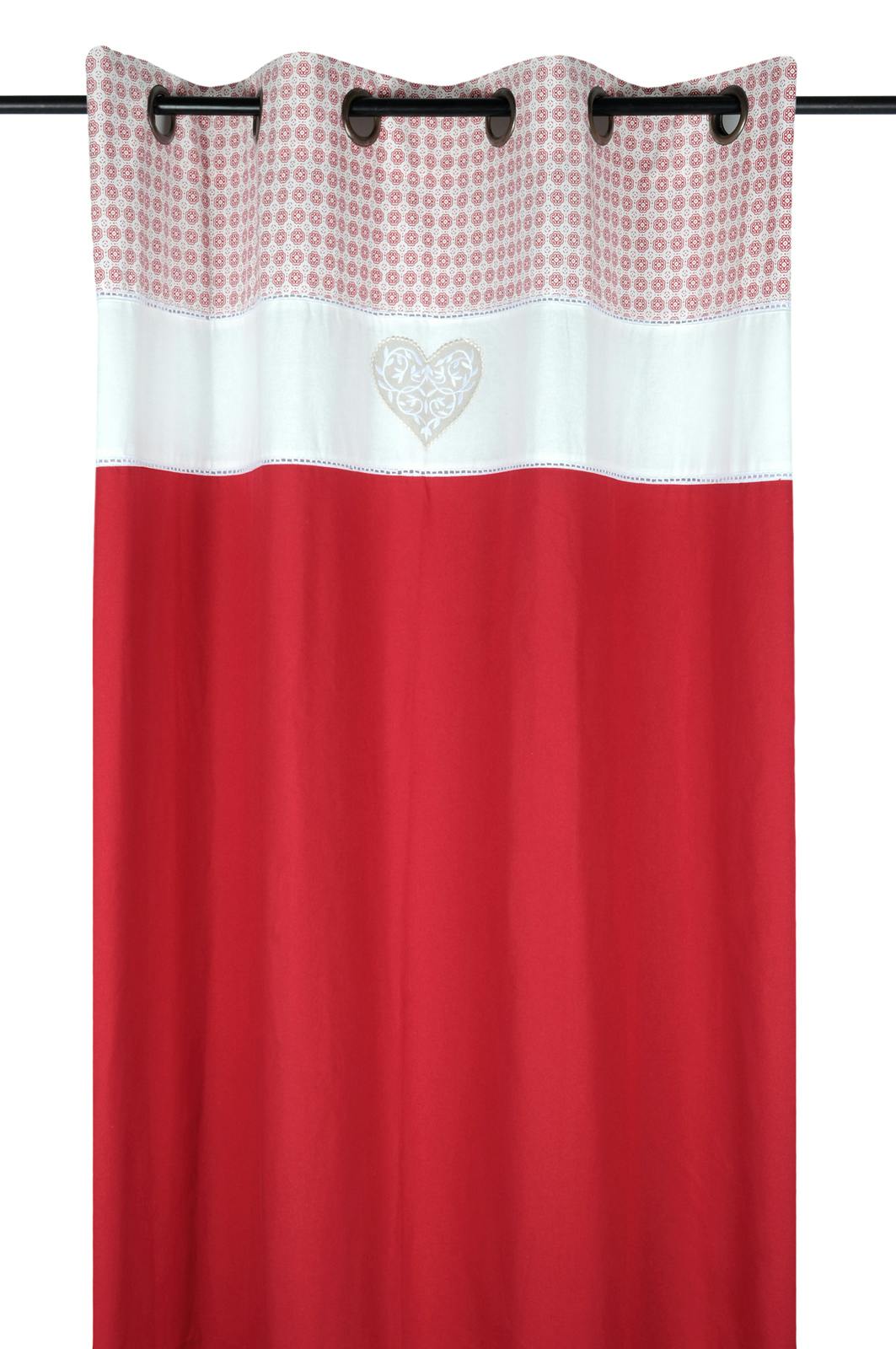Rideau romantique rouge décor façon carreaux de ciment et coeur brodé sur bandeau blanc 140x260cm à oeillets DARLA ROUGE