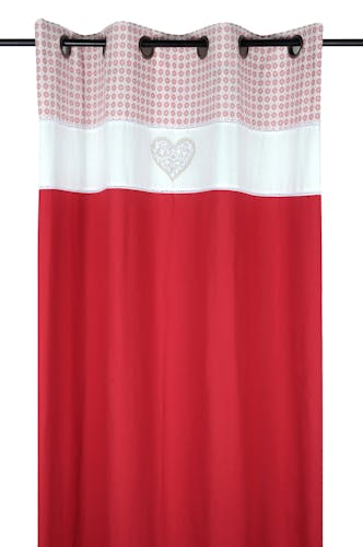 Rideau romantique rouge décor façon carreaux de ciment et coeur brodé sur bandeau blanc 140x260cm à oeillets DARLA ROUGE
