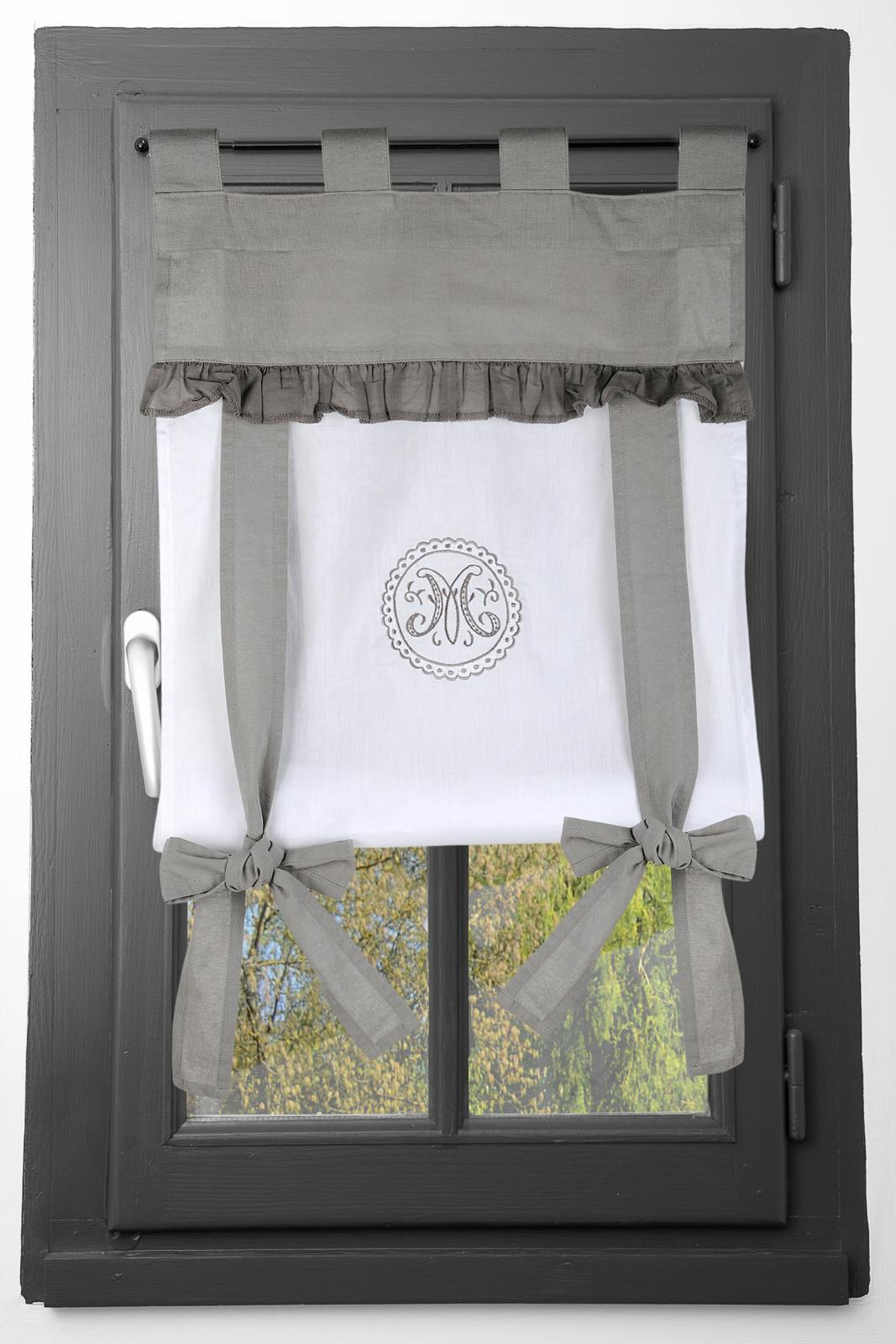 Rideau vitrage 45x100cm gris et blanc et écusson brodé avec ruban à nouer gris en coton MARIE