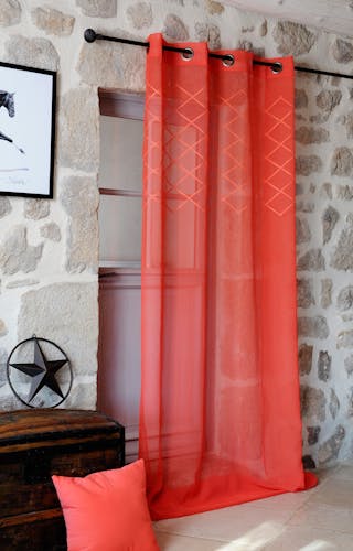 Rideau voilage couleur coquelicot avec losanges brodés 135x260cm à oeillets KARI