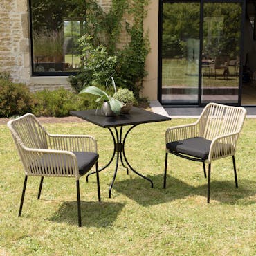  Salon de jardin 1 table carrée métal noir 70x70 cm - 2 fauteuils cordage couleur naturelle 1 coussin noir GIJON