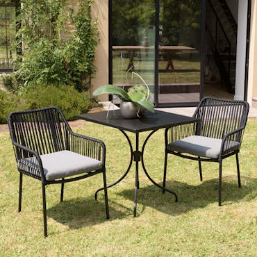  Salon de jardin 1 table carrée métal noir 70x70 cm - 2 fauteuils cordage noir 1 coussin gris GIJON