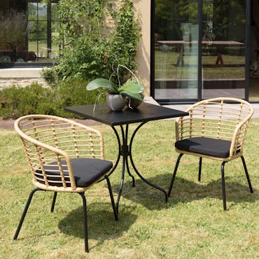  Salon de jardin 1 table carrée métal noir 70x70 cm - 2 fauteuils rotin synthétique ajouré couleur naturelle coussin noir GIJON