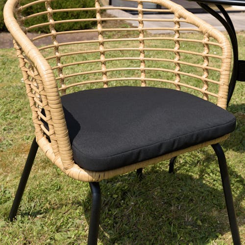 Salon de jardin 1 table carrée métal noir 70x70 cm - 2 fauteuils rotin synthétique ajouré couleur naturelle coussin noir GIJON
