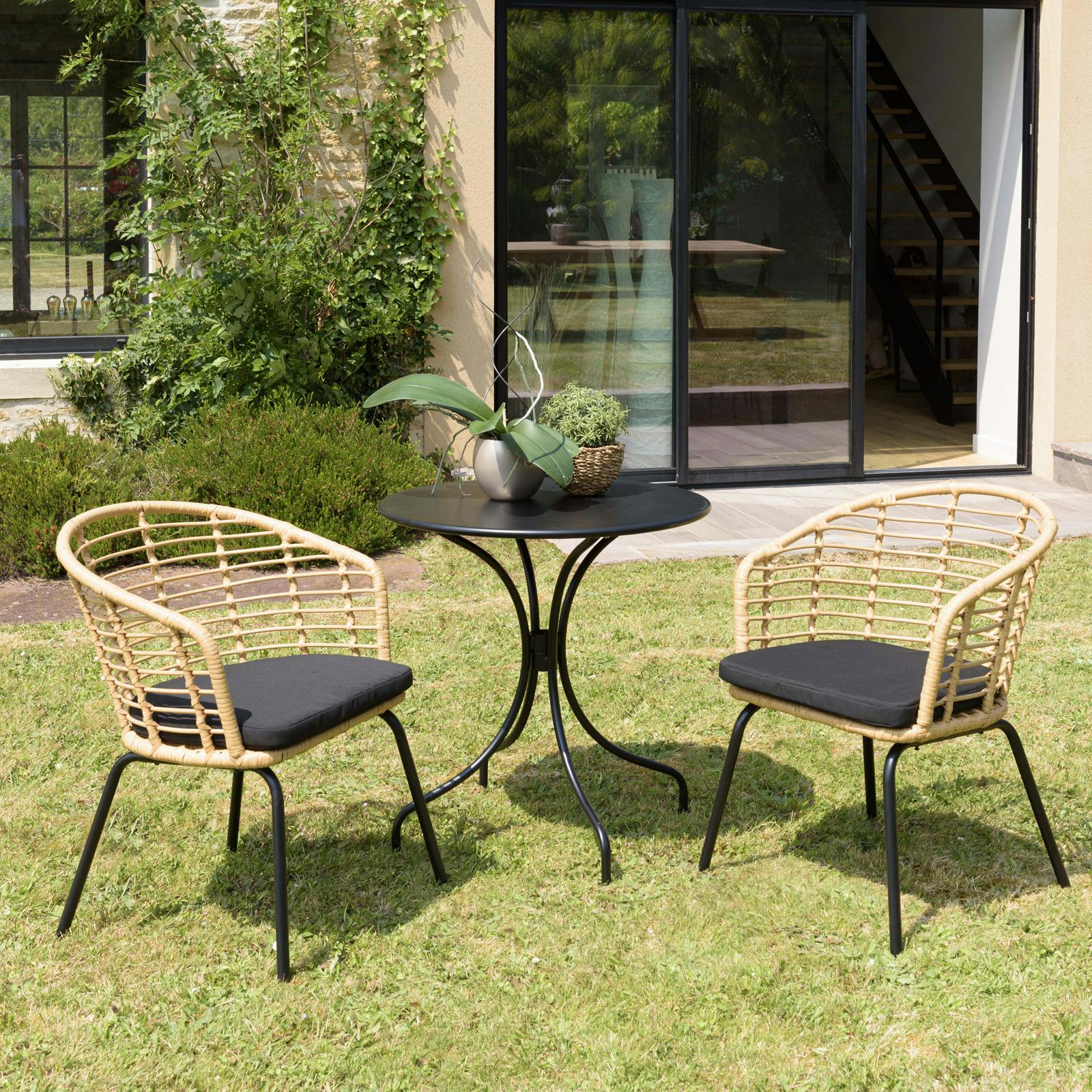 Salon de jardin 1 table ronde métal noir D70 cm - 2 fauteuils rotin synthétique ajouré couleur naturelle coussin noir GIJON