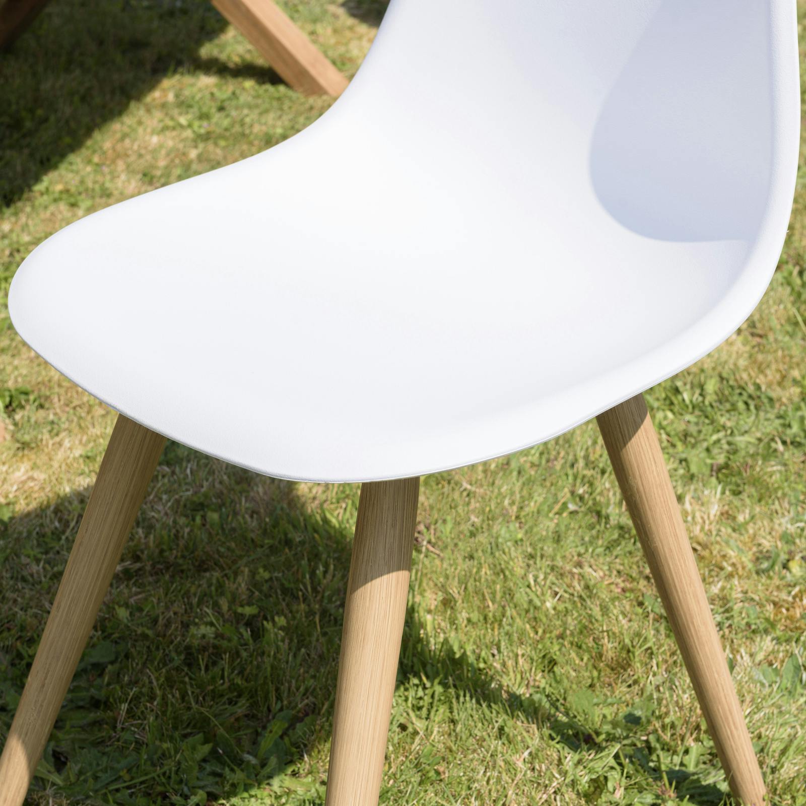 Salon de jardin 1 table ronde teck D120 cm - 4 chaises blanches pieds couleur naturelle GIJON