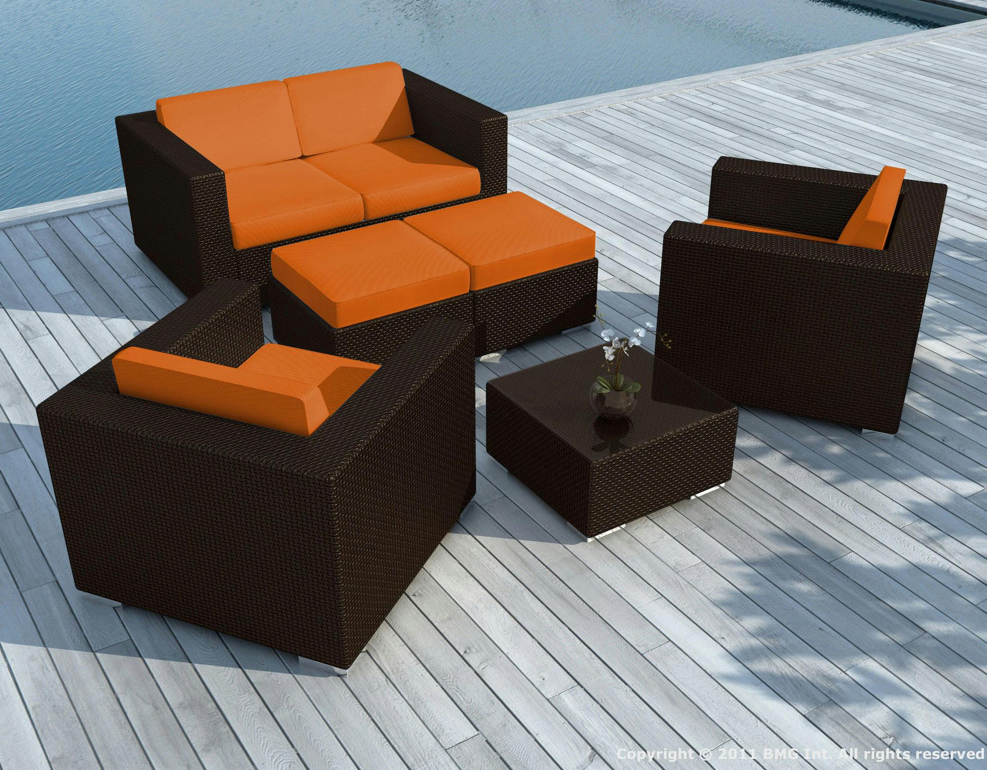 Salon de Jardin PAUSA 6 pièces en résine tressé couleur chocolat et coussins tissu blanc écru + jeu de housses tissu orange