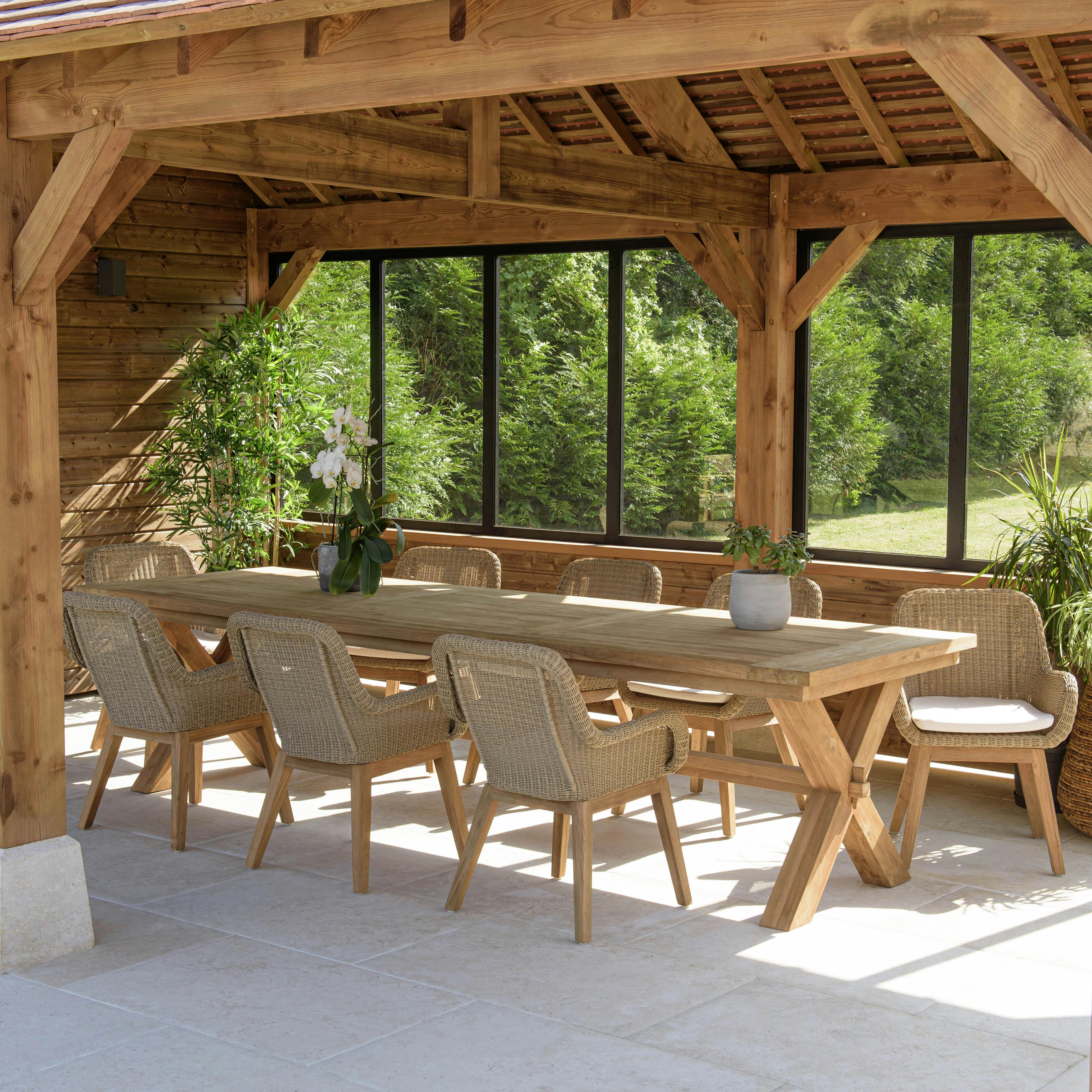 Salon de jardin teck naturel 1 table pieds en croix 320 cm + 8 fauteuils résine tressée MANY