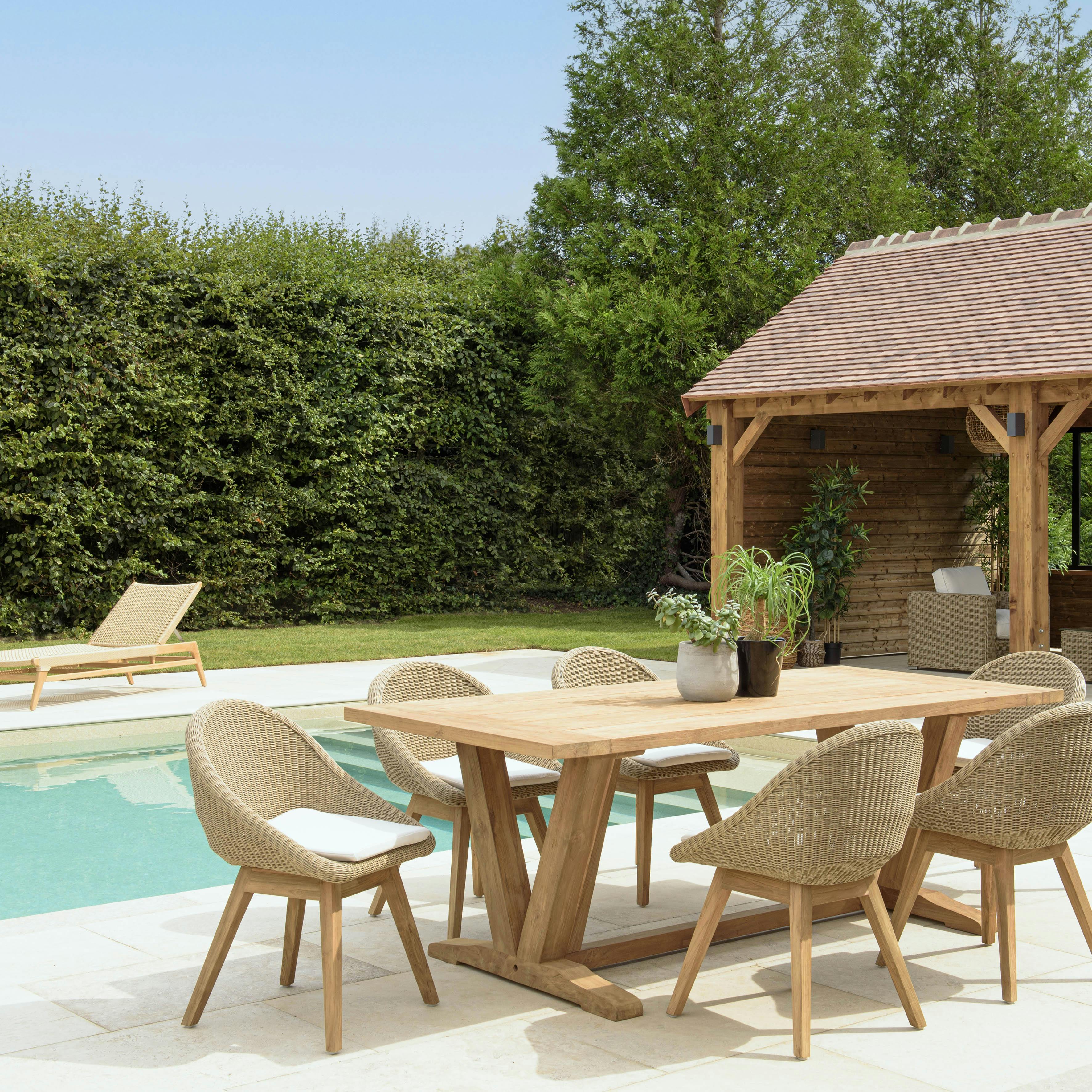 Salon de jardin teck naturel 1 table pieds en V 220 cm + 6 chaises arrondies résine tressée MANY