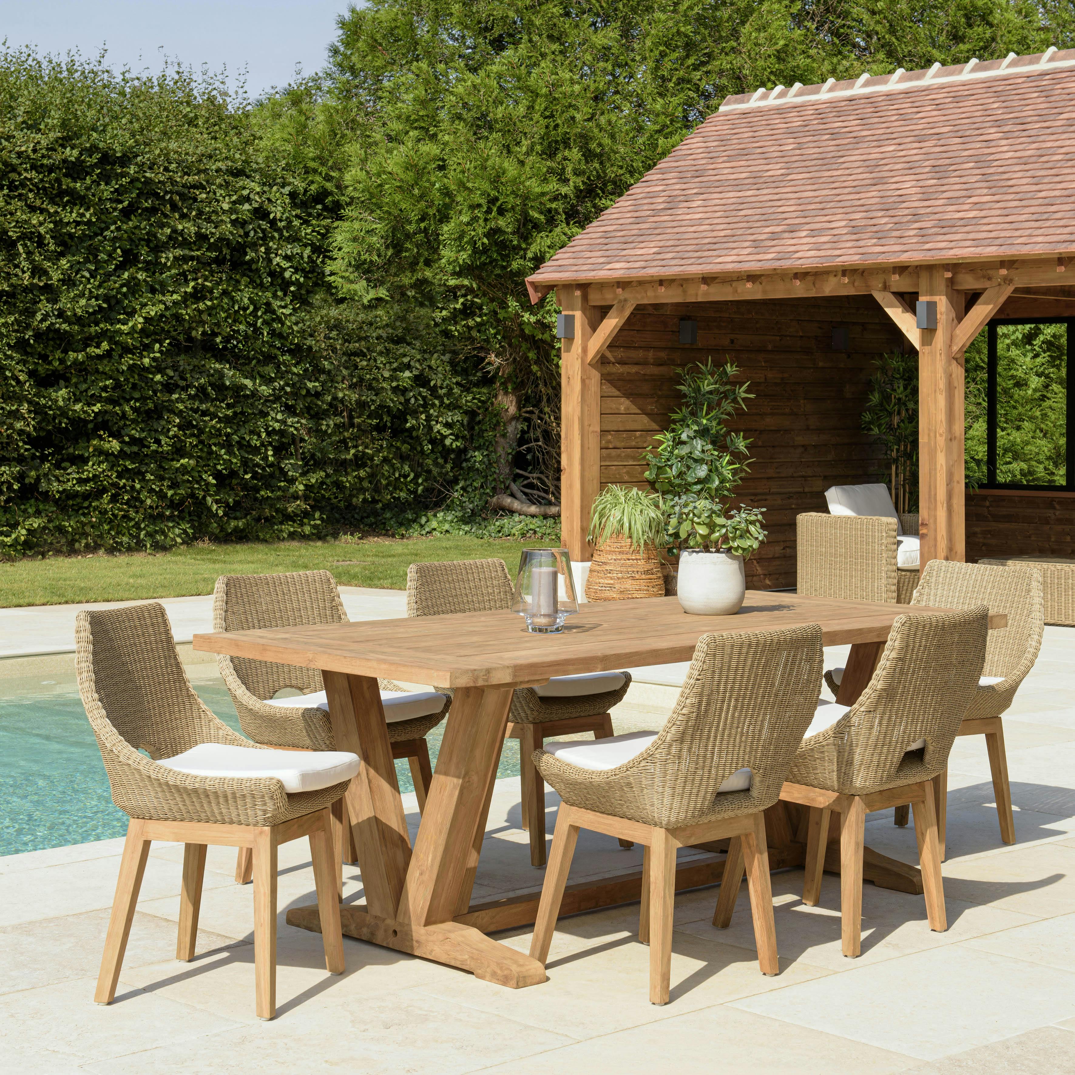 Salon de jardin teck naturel 1 table pieds en V 220 cm + 6 chaises résine tressée MANY