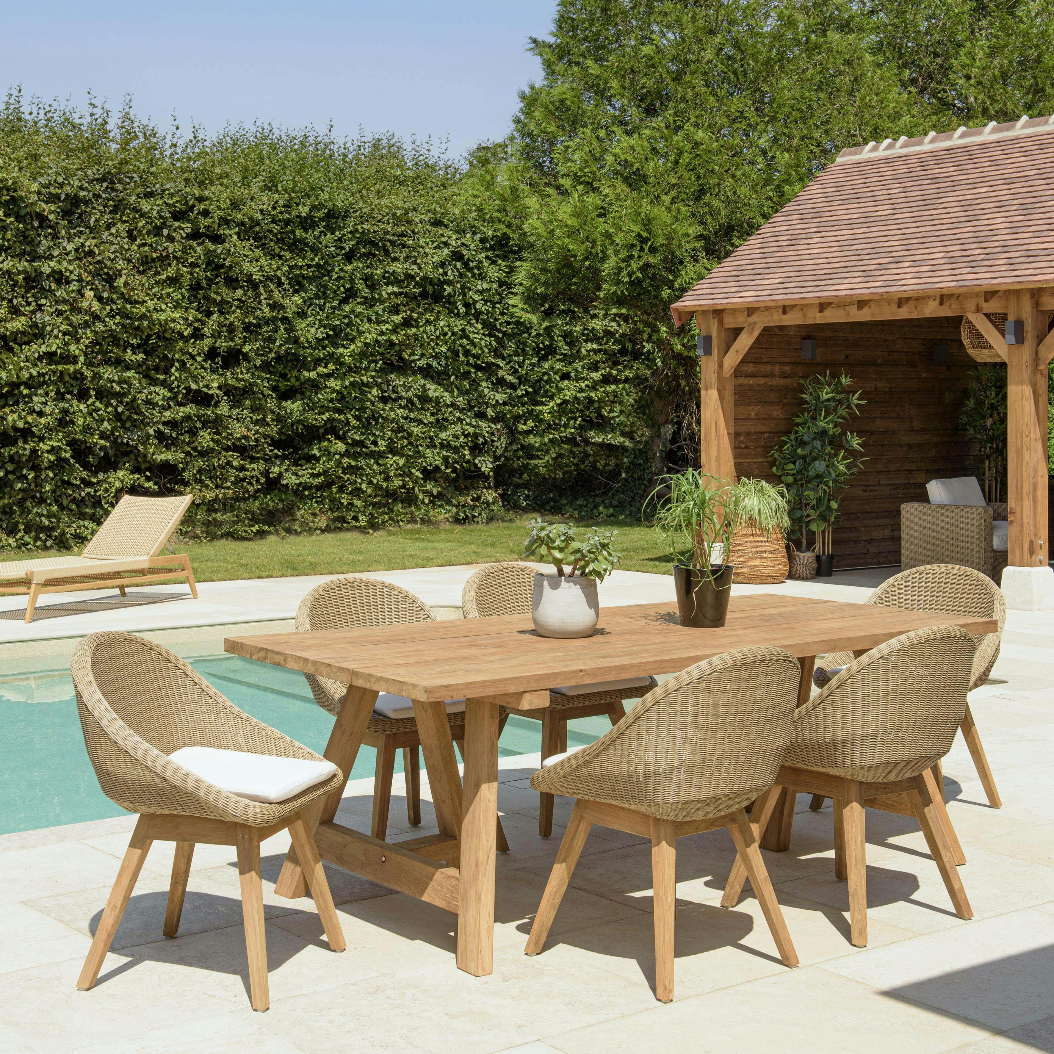 Salon de jardin teck naturel 1 table pieds tréteaux 220 cm + 6 chaises arrondies résine tressée MANY