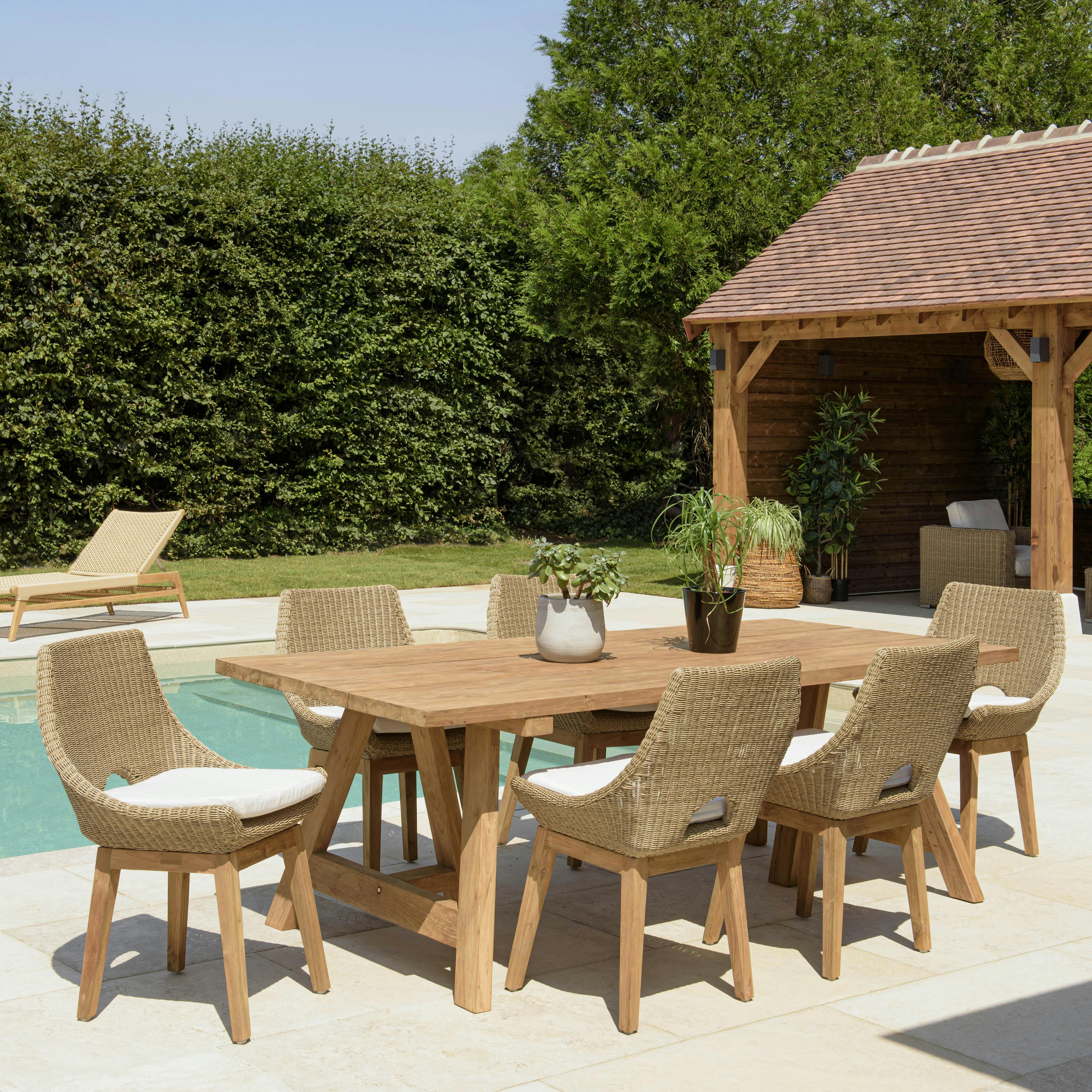 Salon de jardin teck naturel 1 table pieds tréteaux 220 cm + 6 chaises résine tressée MANY