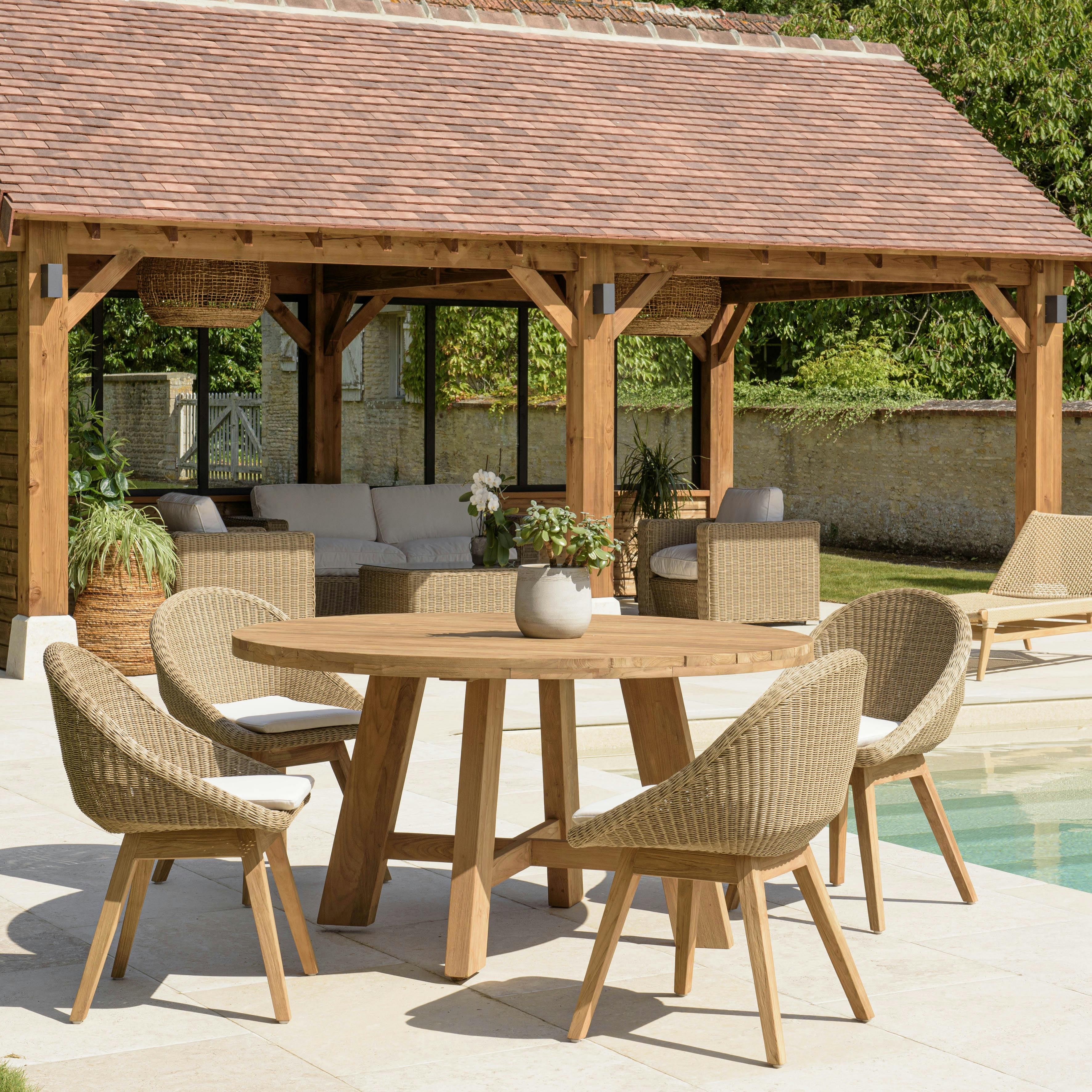 Salon de jardin teck naturel 1 table ronde 150 cm + 4 chaises arrondies résine tressée MANY