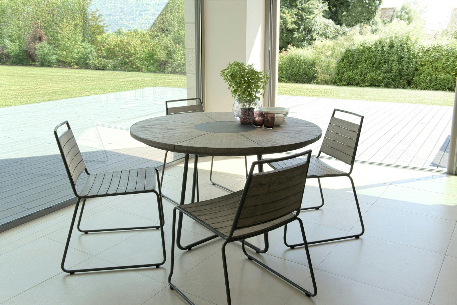 Salon de Jardin Teck Table D120 + 4 chaises empilables DETROIT ref. 30020827