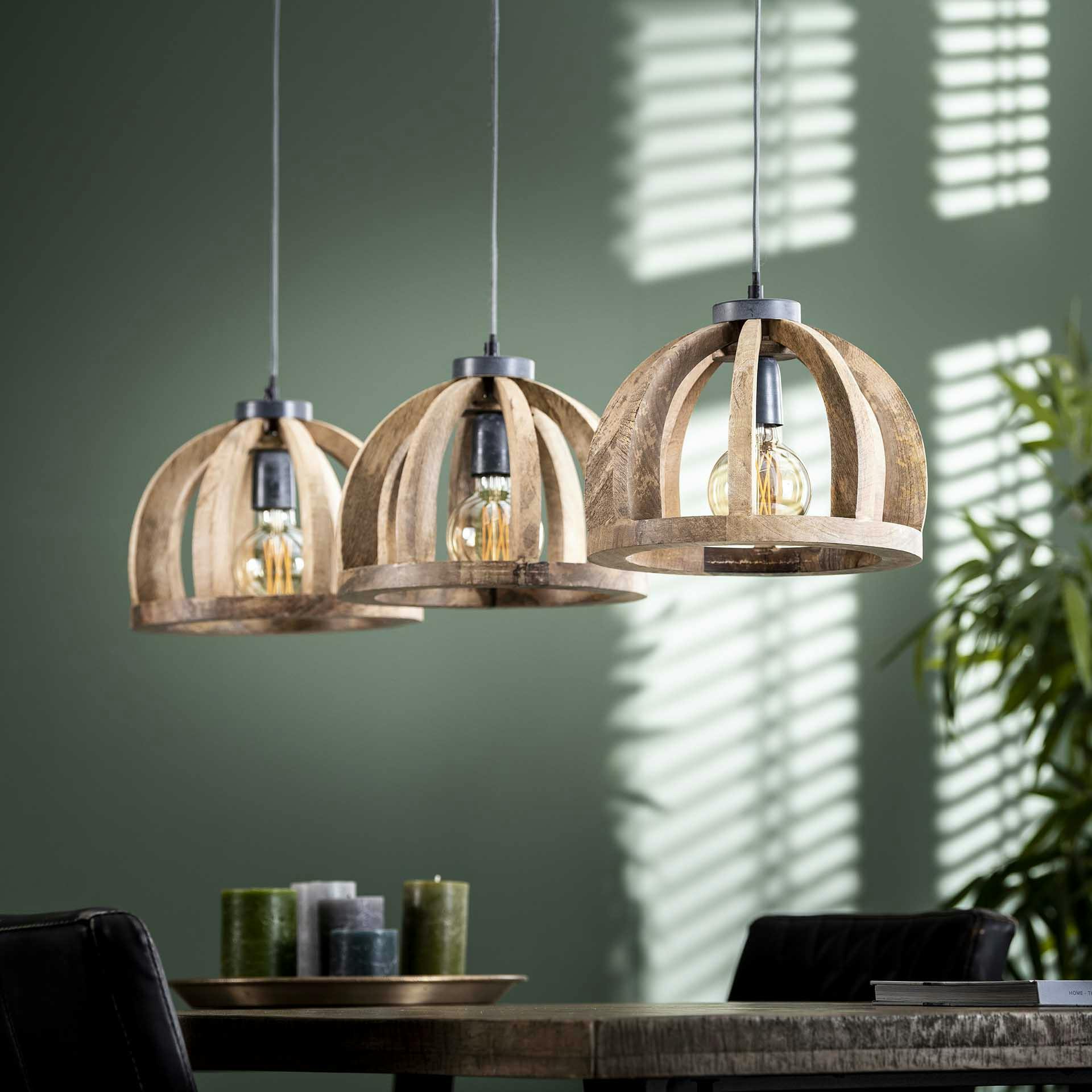 Suspension contemporaine 3 lampes ajourées bois de manguier LUCKNOW