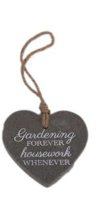 Suspension C?ur en ciment gris foncé "Gardening Forever Housework Whenever" 10x13cm