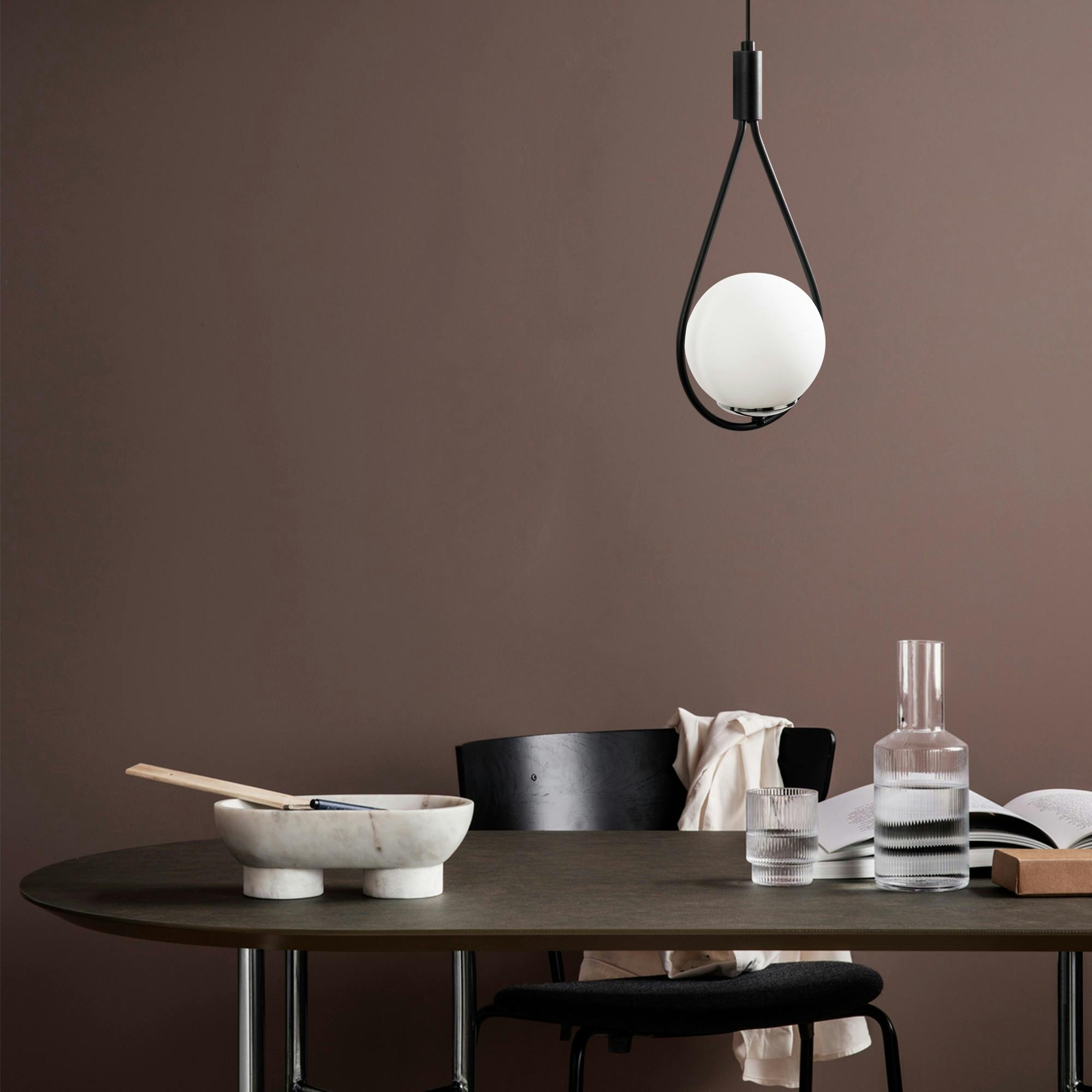 Suspension design noire forme goutte et globe blanc AVANOS