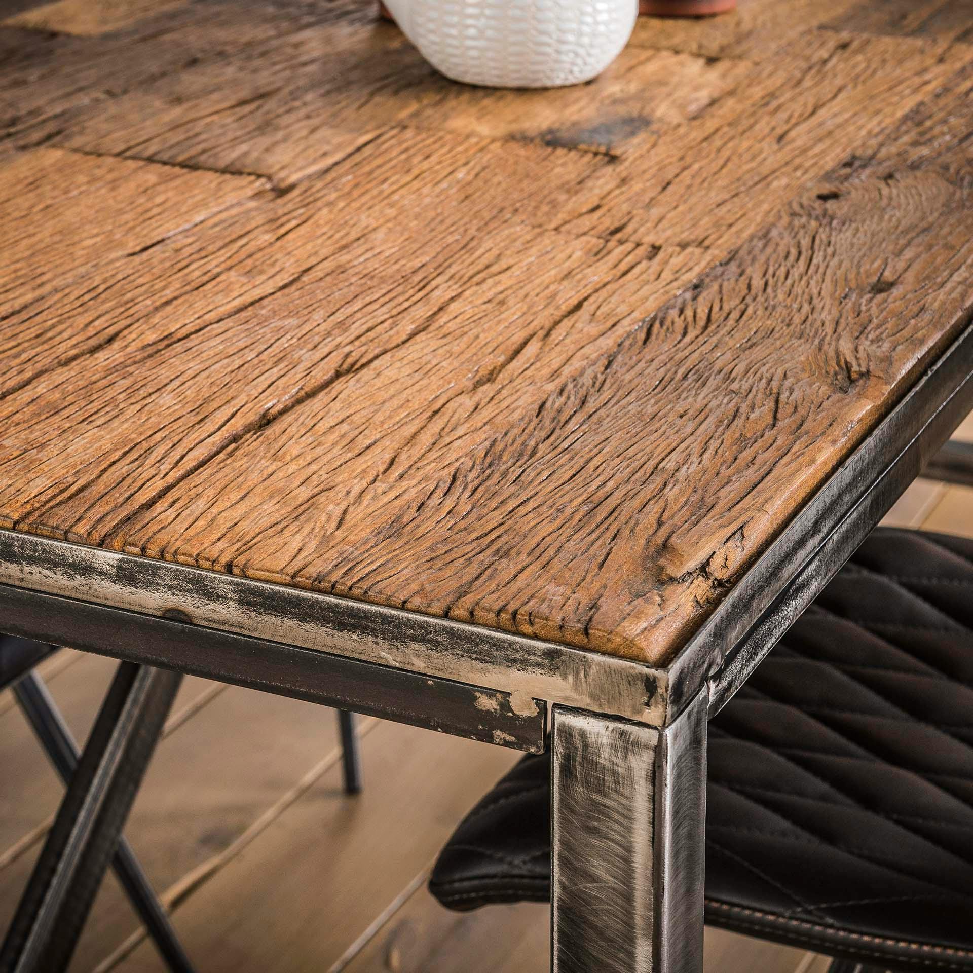 Table à manger en bois récupéré, pieds en acier à base