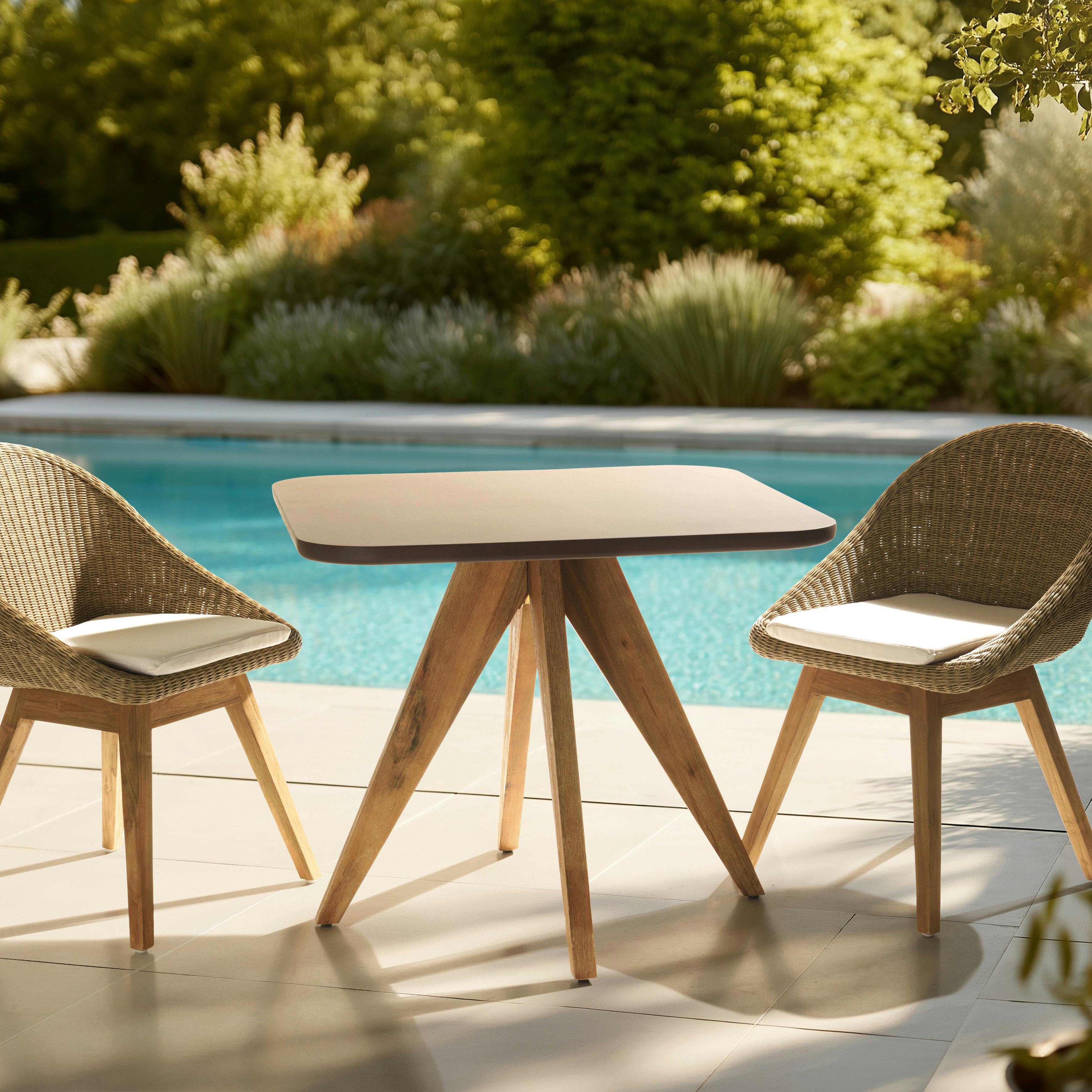 Table à manger carrée 90 cm effet béton marron pied bois d'acacia CALVI