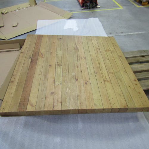 Table à manger carrée en bois recyclé 147 cm CANBERRA