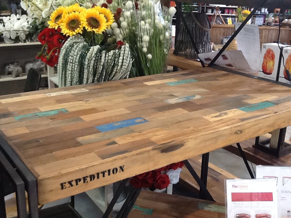Table de repas carree en bois recycle de style industriel