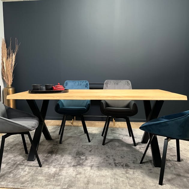Table à manger chêne massif bords naturels pieds croisés 180 cm VESUVE
