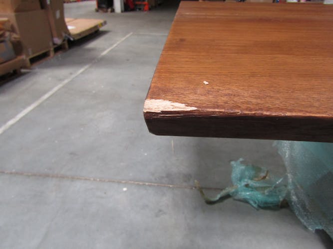 Table à manger en bois de chêne bordures naturelles 240 cm OKA