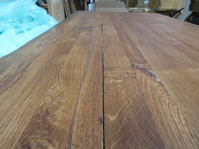 Table à manger en bois de chêne bordures naturelles 240 cm OKA