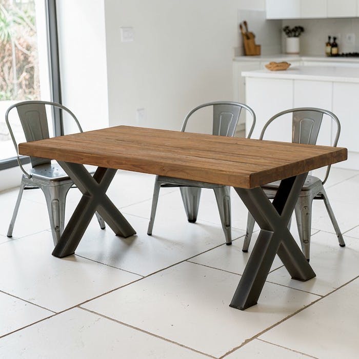 Table a manger bois recycle et pieds metal en croix
