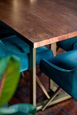Table a manger moderne en bois et laiton style contemporain