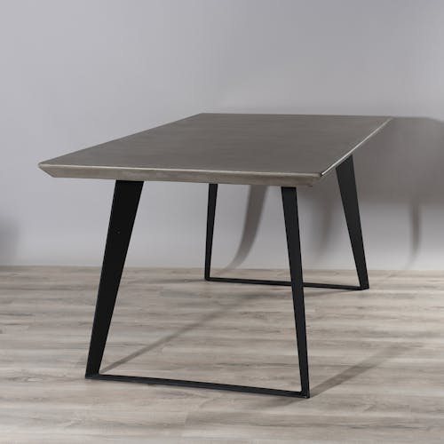 Table de repas style contemporain plateau beton pied metal