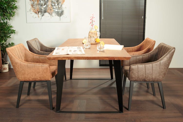 Table de repas en bois massif pieds metal style contemporain
