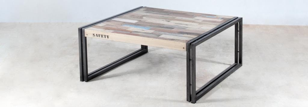 Table basse carree en bois recycle et metal de style industriel