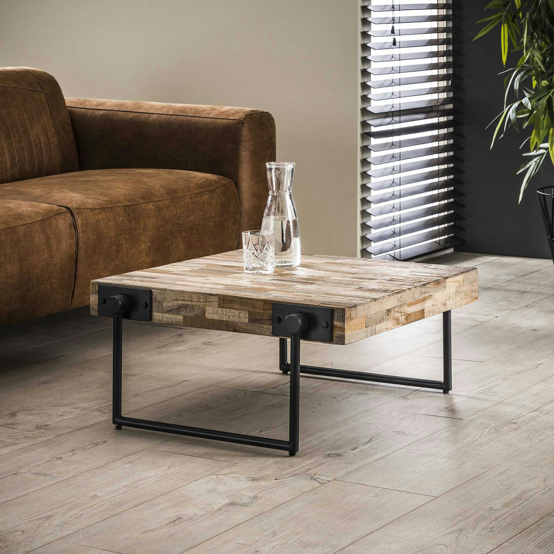Table basse carree en bois recycle et metal de style contemporain