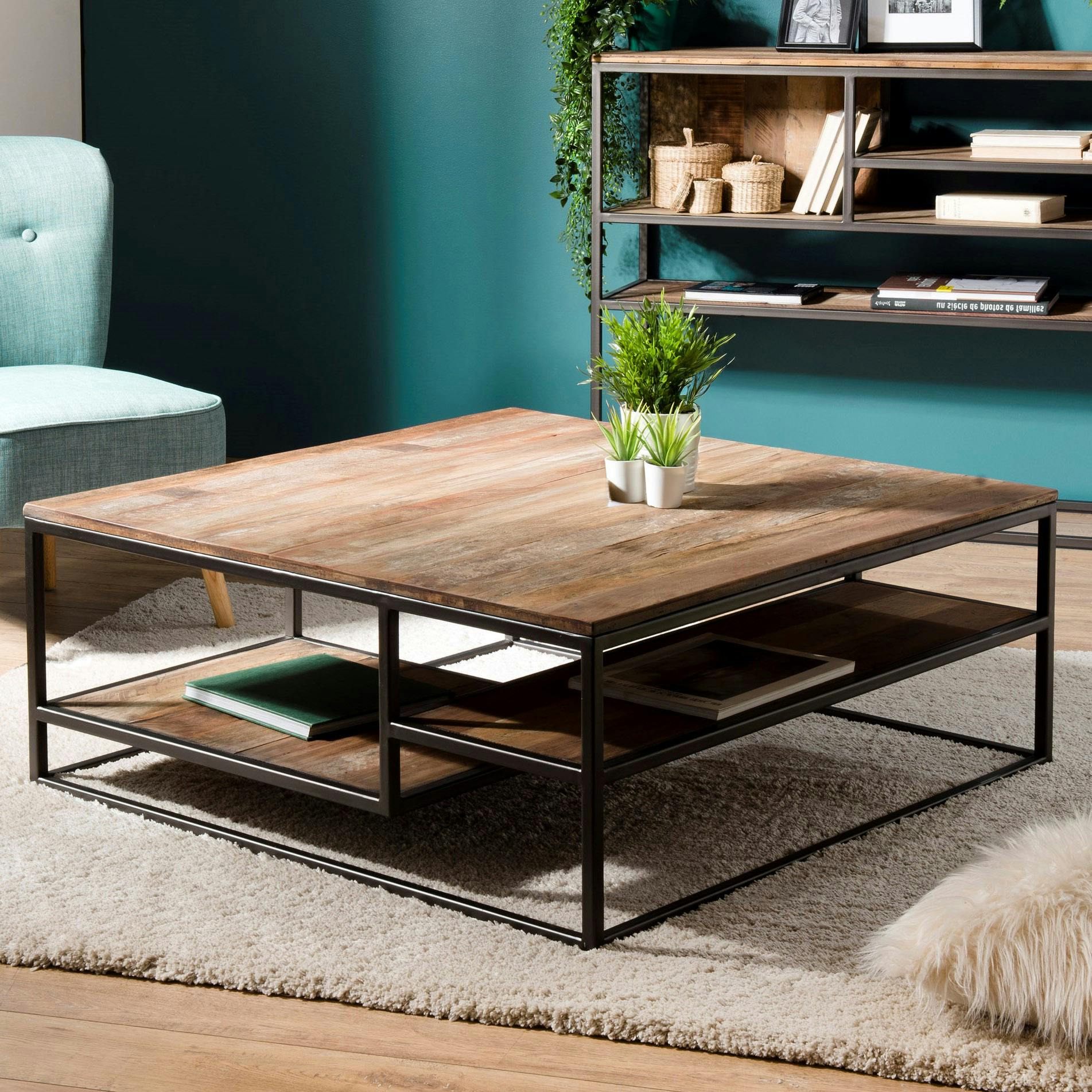 Table basse carree destructuree en bois recycle et metal de style contemporain