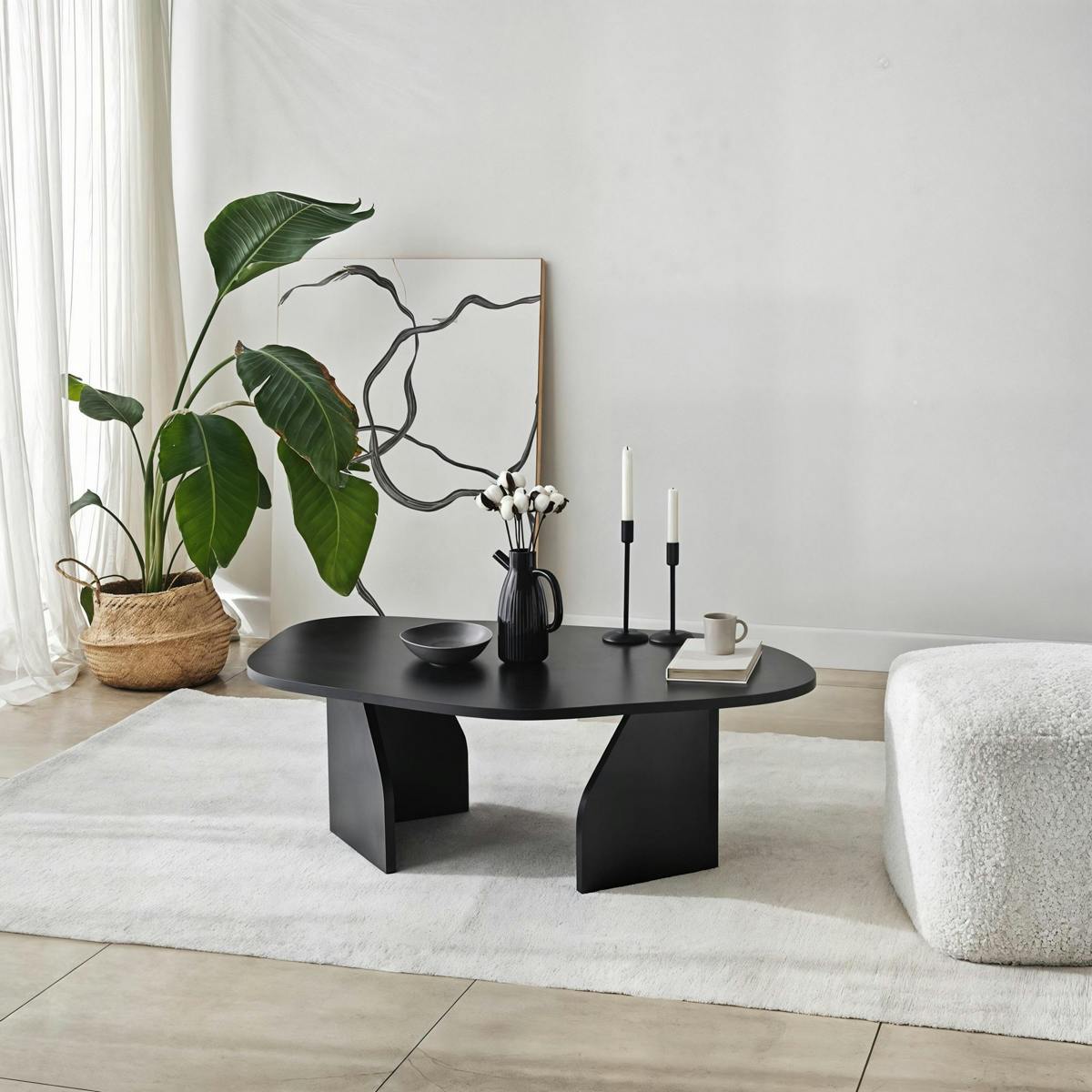 Table basse design noire, forme organique galet MARFA