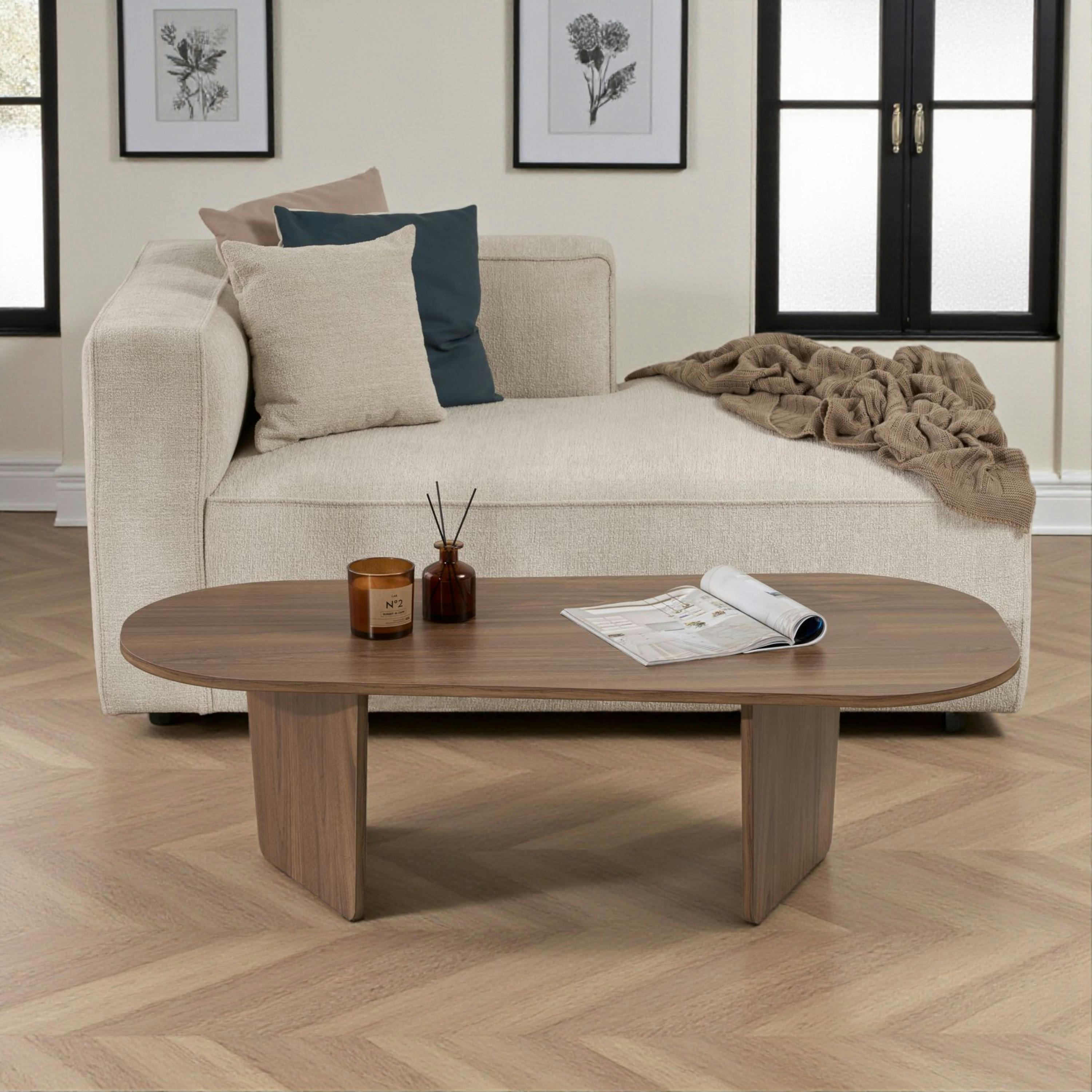 Table basse design organique effet noyer, pieds obliques MARFA
