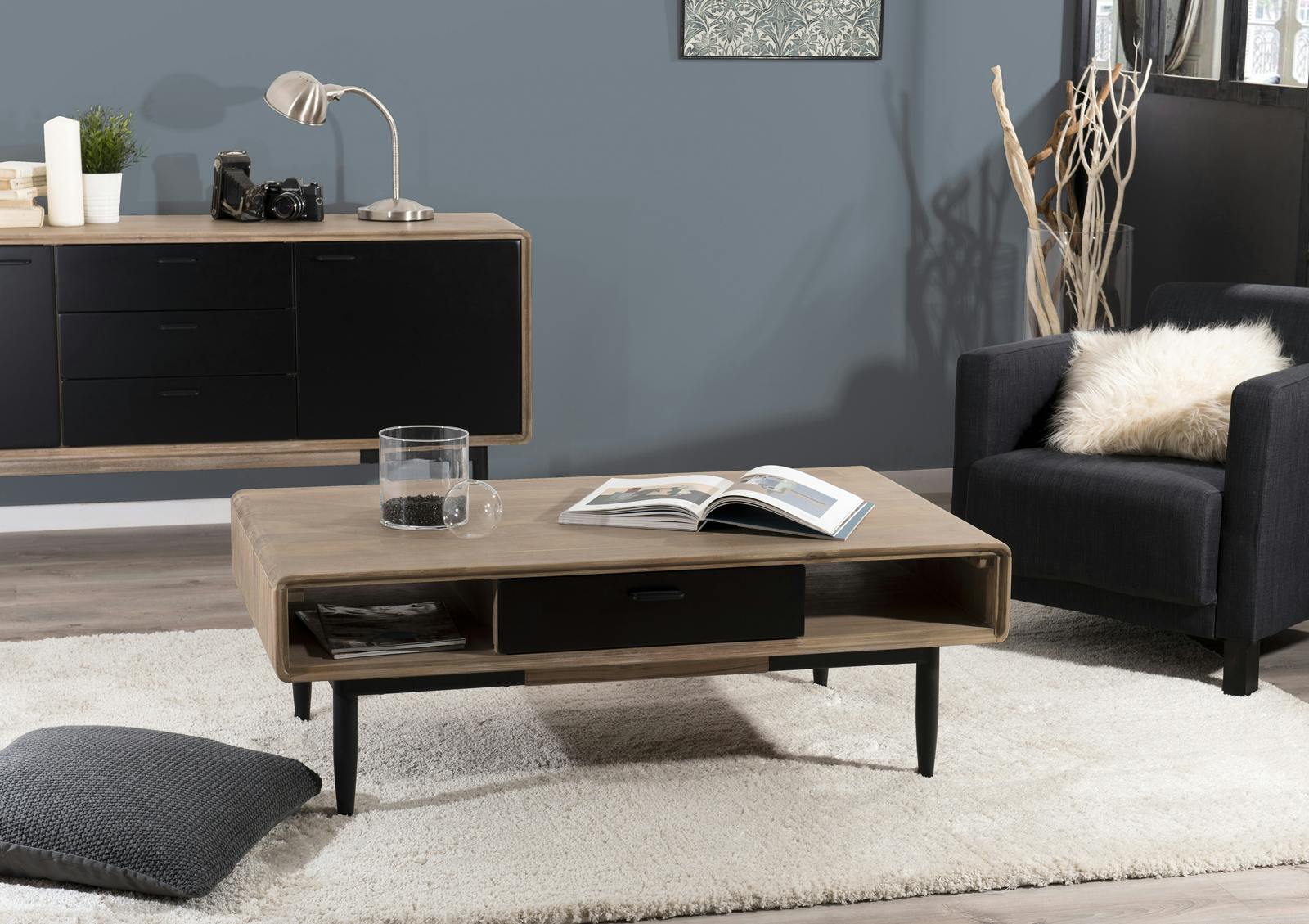 Table basse en Acacia massif couleur naturelle, 2 tiroirs noirs, 2 niches et pieds métal 120x70x42cm PALMEIRA