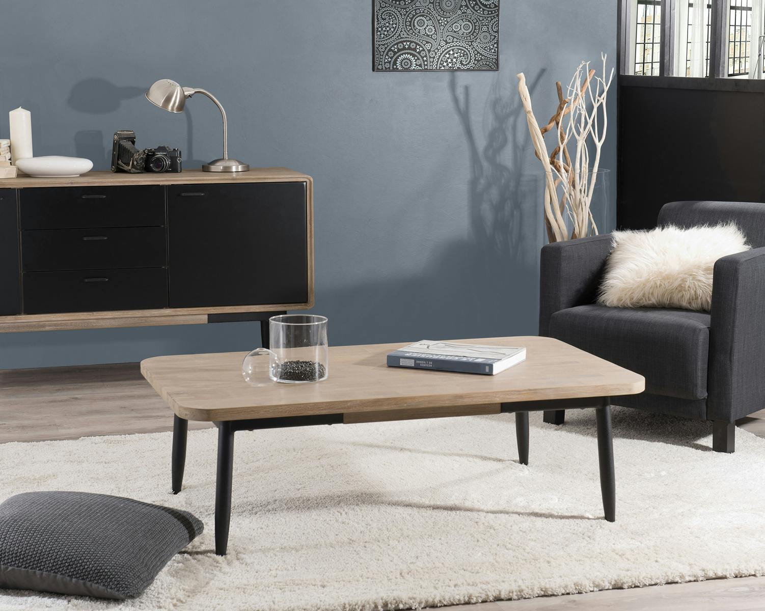 Table rectangulaire en bois massif pieds metal de style contemporain