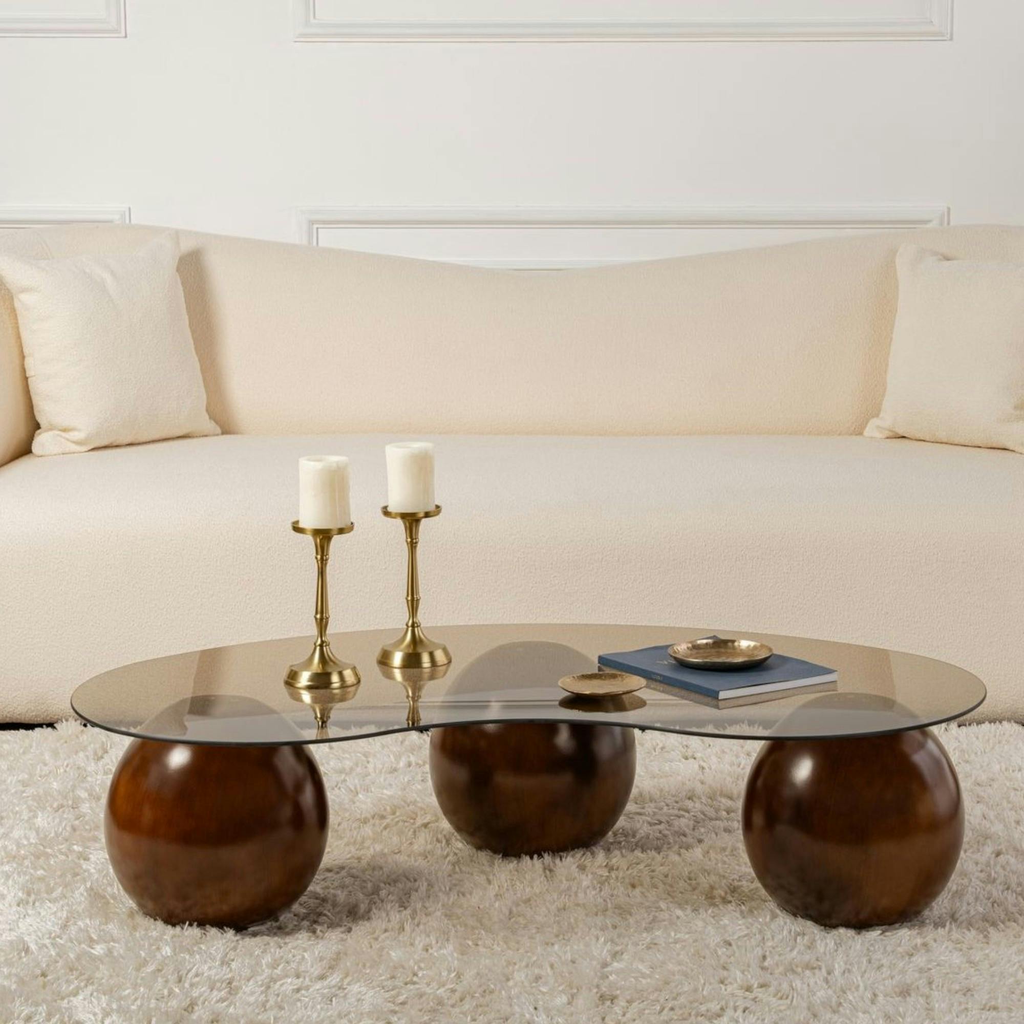 Table basse verre ambré design – 3 pieds boules marrons KOCHI