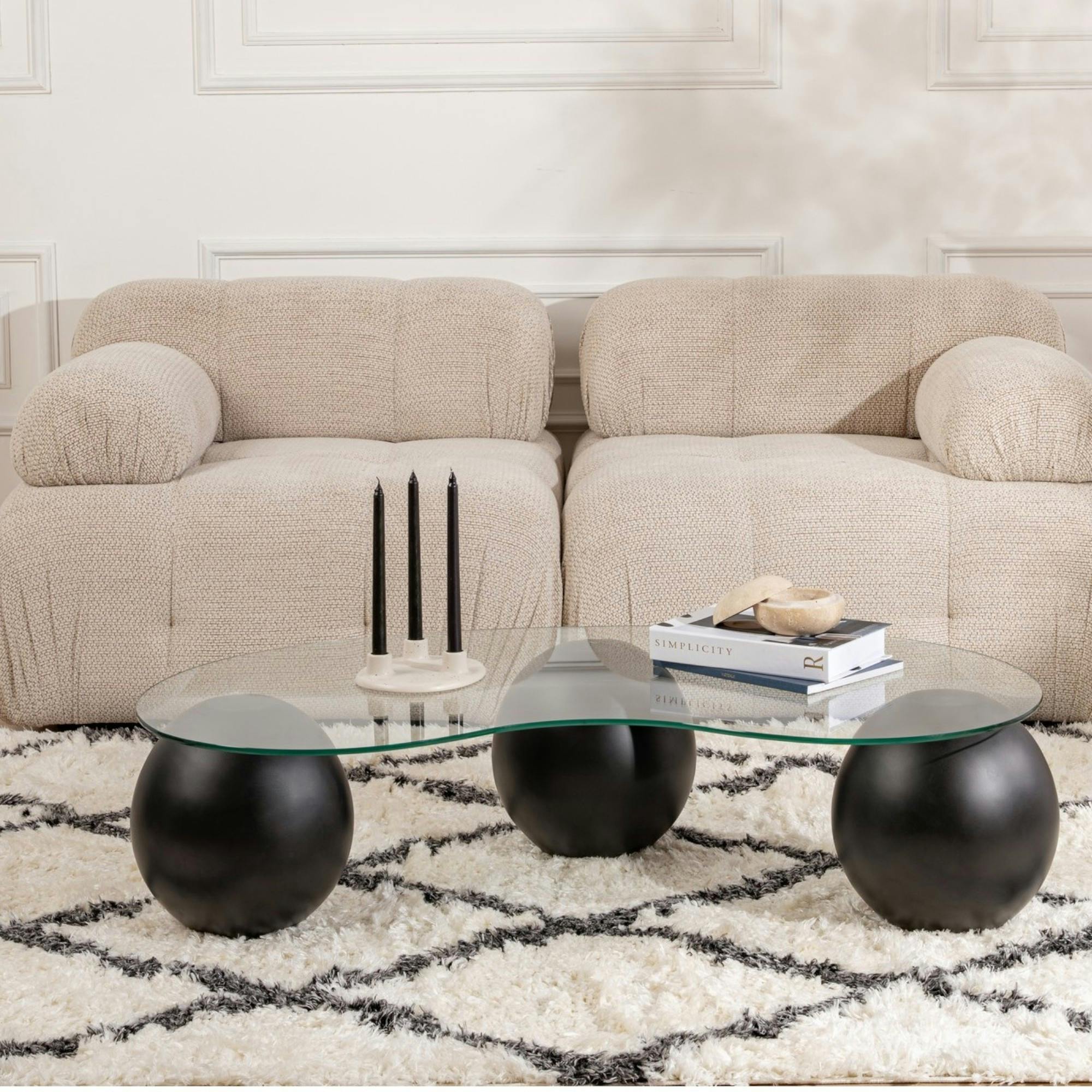 Table basse en verre design – 3 pieds boules noirs KOCHI