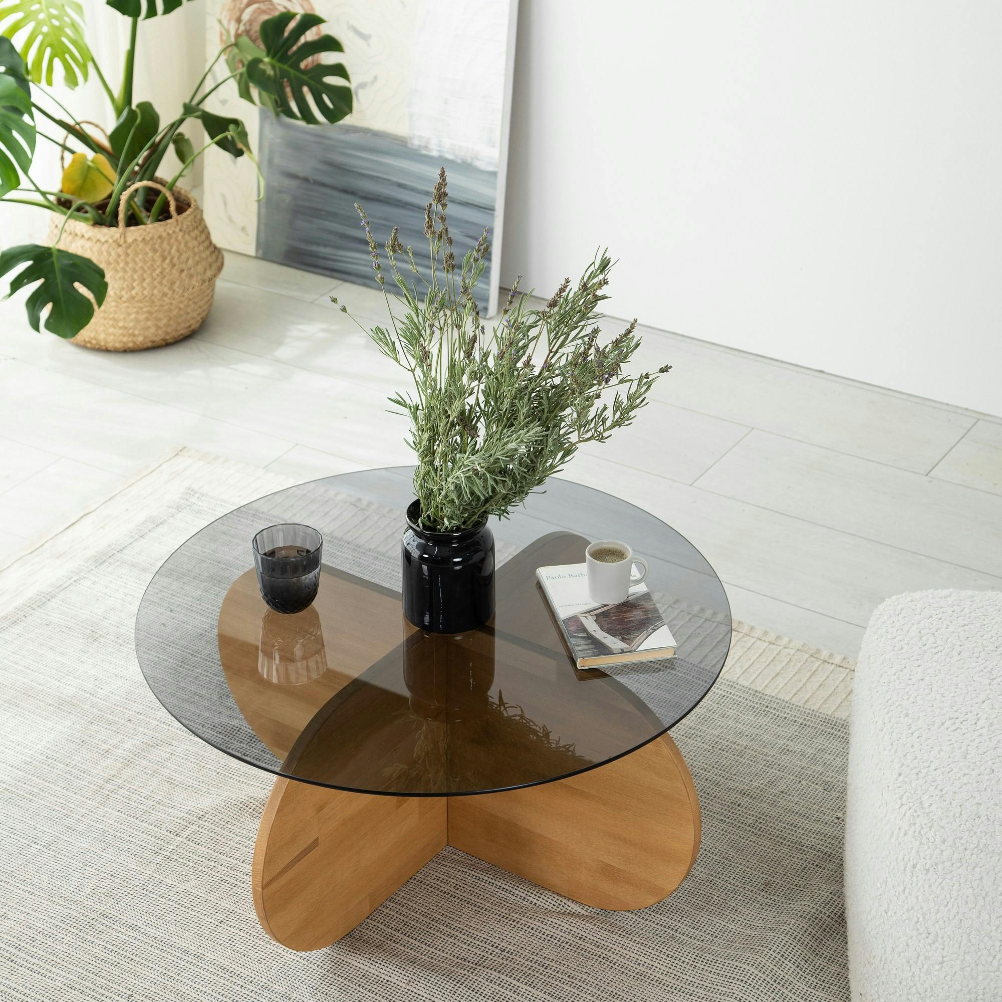Table basse en verre fumé – pied en croix bois clair ANZIO