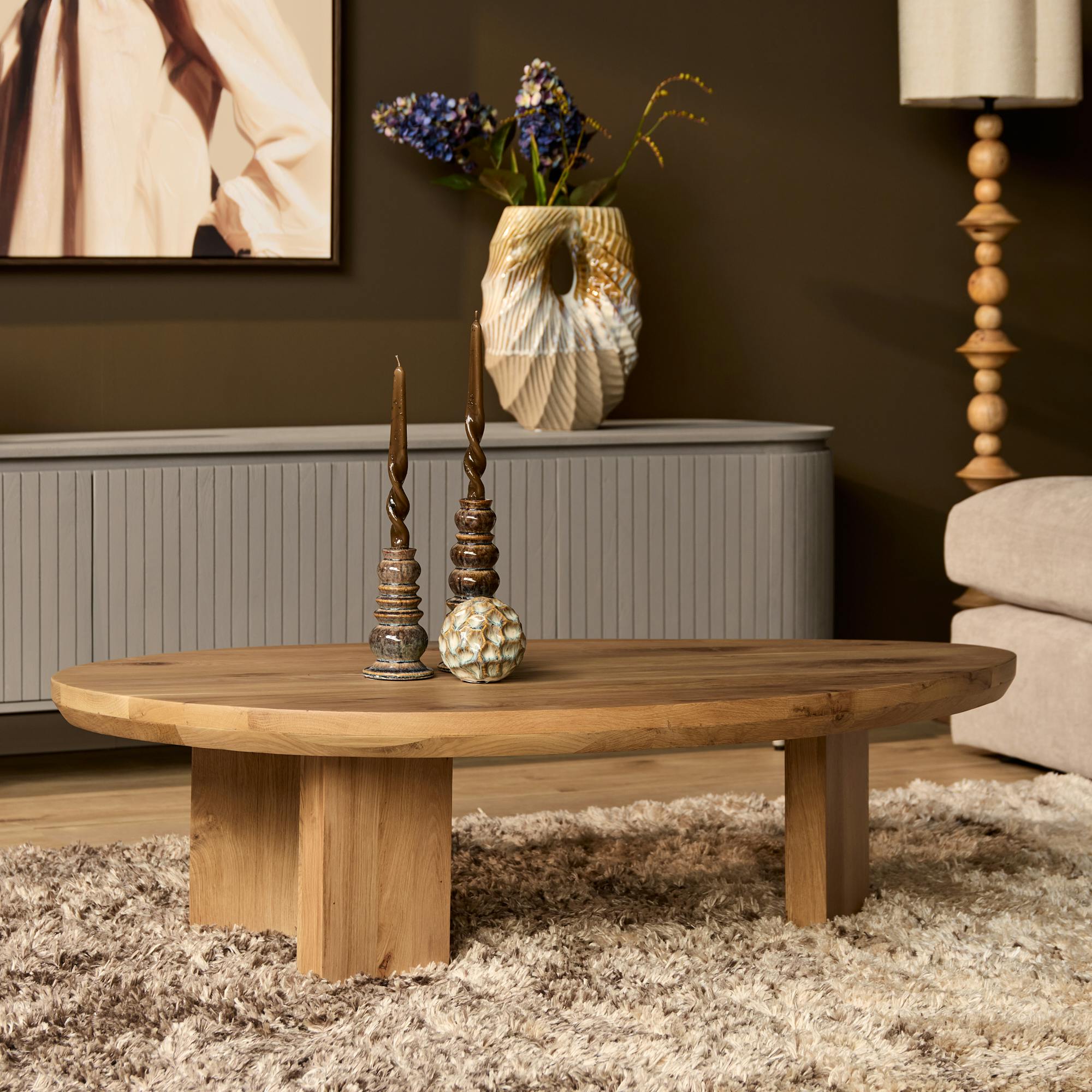 Table basse galet en bois clair à pieds larges LEXTON