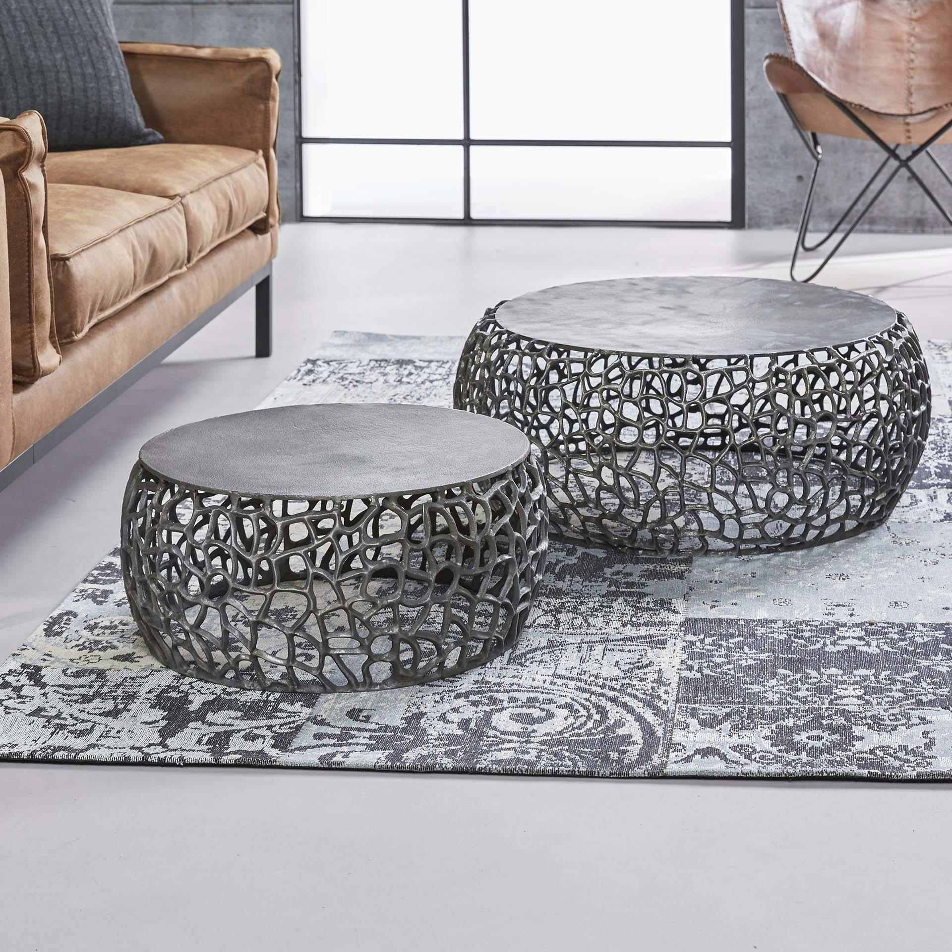 Table basse gigogne en métal gris motifs ajourés (2 pièces)