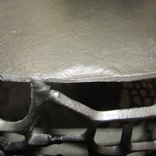Table basse gigogne en métal gris motifs ajourés (2 pièces)