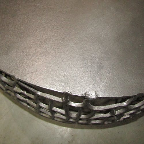 Table basse gigogne en métal gris motifs ajourés (2 pièces)